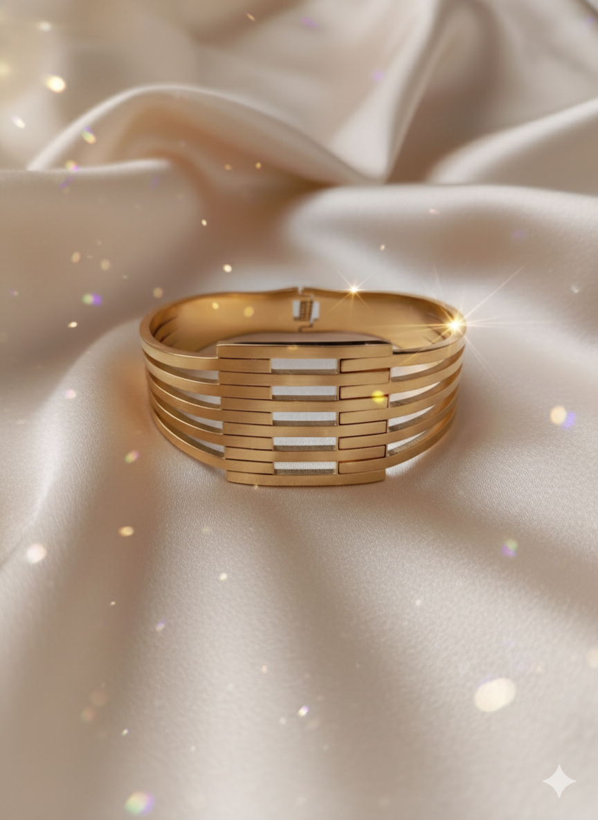 “Golden Elegance” Altın Kaplama Kelepçe Bileklik Habos Store