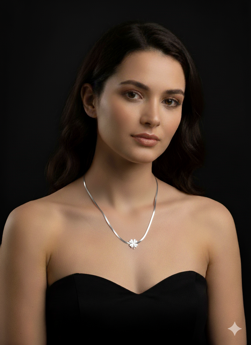 “Silver Stacked Clover” Üst Üste Büyükten Küçüğe Yonca Çiçekli Gümüş Renkli Paslanmaz Çelik Kolye Habos Store