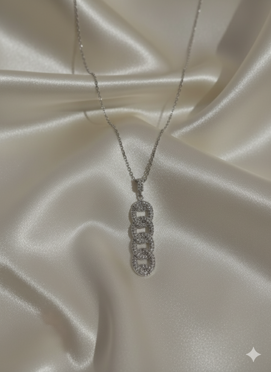 “Silver Glow” Parıltılı İç İçe Geçmiş Halka Detaylı Gümüş Renkli Paslanmaz Çelik Kolye Habos Store