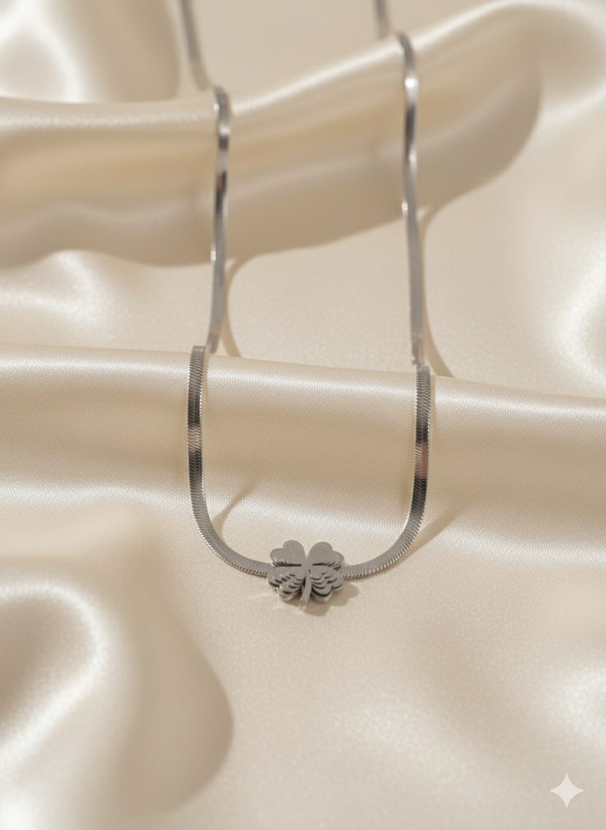 “Silver Stacked Clover” Üst Üste Büyükten Küçüğe Yonca Çiçekli Gümüş Renkli Paslanmaz Çelik Kolye Habos Store