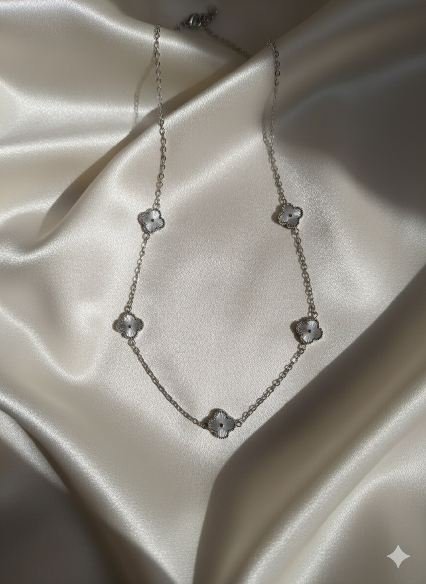 “Silver Blossom” Beyaz Çiçek Detaylı Gümüş Renkli Paslanmaz Çelik Kolye Habos Store